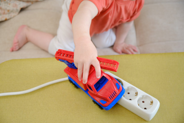婴儿对家里电线的好奇心可能是一个危险的游戏，可能导致触电或身体伤害。两岁左右(一岁十个月)图片下载