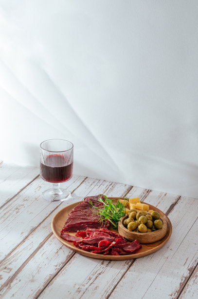 香料牛肉干。一杯红酒图片下载