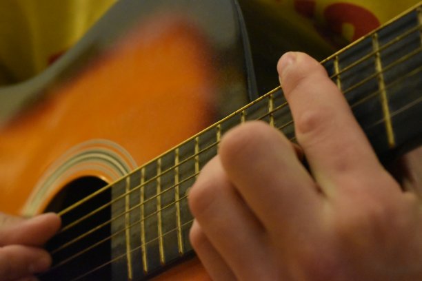 白人男性弹原声吉他图片下载