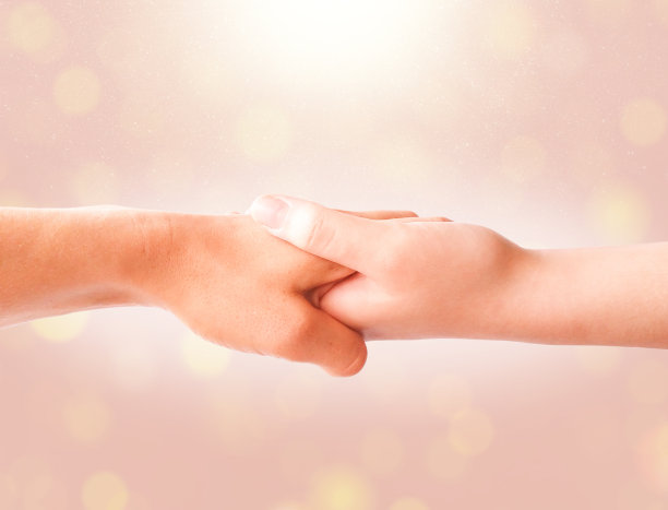 两只手紧紧地握在一起图片下载