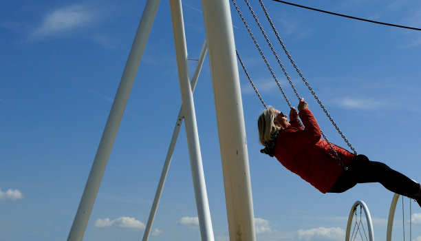 秋千上的快乐图片下载