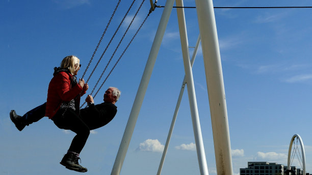 快乐的一起荡秋千图片下载