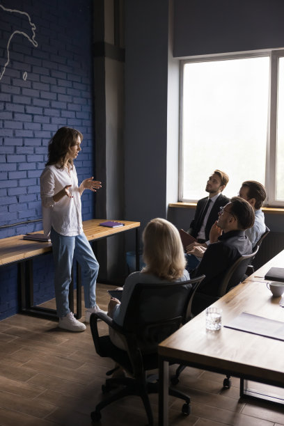 创意商业小组讨论创业想法，在简报会上进行头脑风暴。图片下载