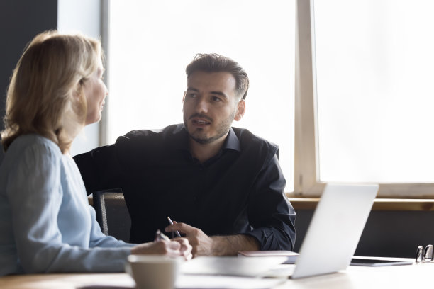 年轻员工男，实习生咨询资深导师女图片下载