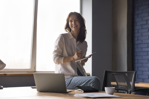 开朗的年轻女员工，实习女孩的肖像图片下载