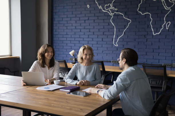 开朗、积极、多元的商业同事、与男老板交谈的女性图片下载