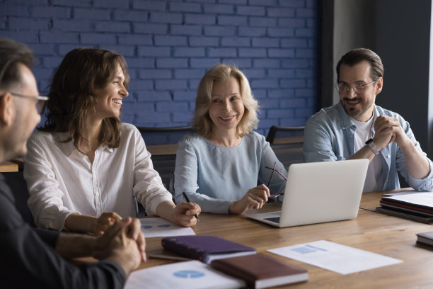 积极的资深女导师培训员工、实习生图片下载