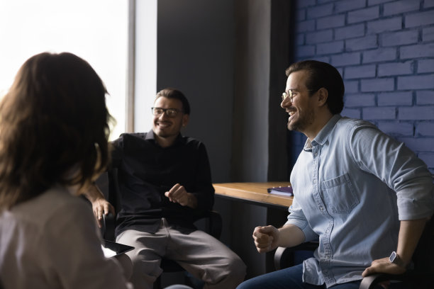 欢快的员工组成的商业团队在会议上头脑风暴图片下载