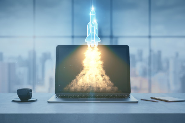 近景的现代工作场所与笔记本电脑和发射摇杆全息图，咖啡杯和窗户模糊的城市景观为背景。创业，业务和工作空间概念。3 d渲染。图片下载