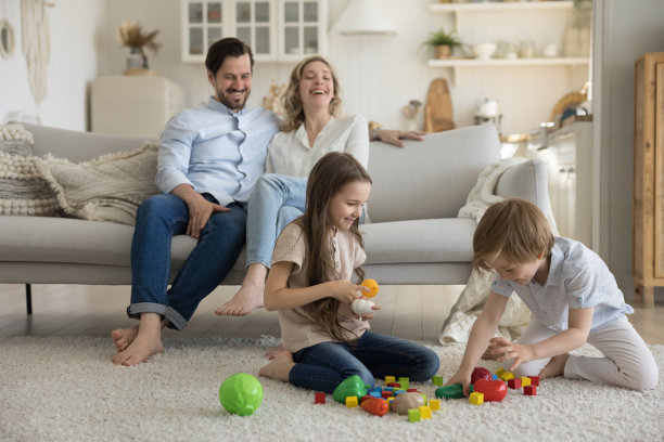 两个兴高采烈的兄弟姐妹在玩积木图片下载