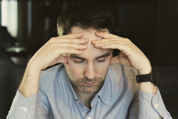 穿着衬衫的成年帅哥站在黑色背景上感到困惑和疑惑。工作室肖像大头照。不确定，怀疑，用手捂着头思考。沉思的概念图片下载