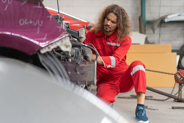 在汽车修理厂工作的汽车技工。图片下载