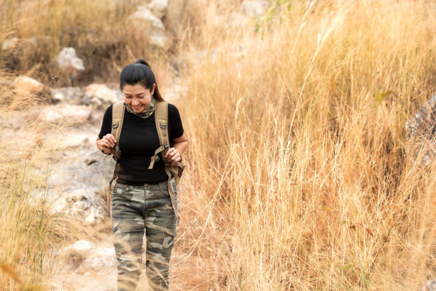 徒步旅行者亚洲女子背包步行径活动野营户外目的地休闲。人们探索森林的绿色自然，捕捉户外大自然的美丽。图片下载