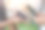 快乐的微笑亚洲女人扫描二维码支付食物。快递员送快递。网店、纸盒、外卖、邮差、快递服务、包裹、电子货币、数字转账图片下载