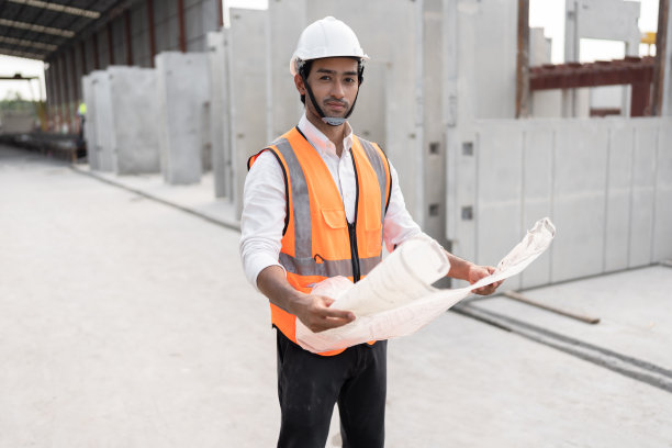 肖像亚洲工程师在预制件水泥厂处理文件工作图片下载