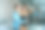 穿着泳装的开朗的西班牙年轻女子去掉了虚拟现实，在卧室和浴室里看着丈夫。大胡子在家里拥抱妻子。女人心存感激，收到礼物。图片下载