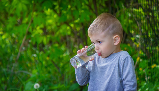 这个孩子夏天喝干净的水。有选择性的重点。图片下载