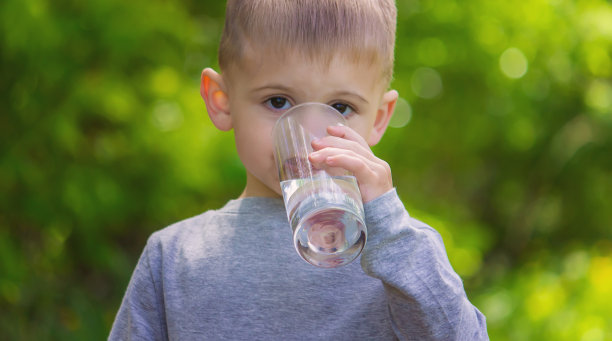 这个孩子夏天喝干净的水。有选择性的重点。图片下载