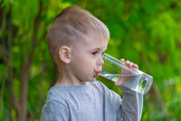 这个孩子夏天喝干净的水。有选择性的重点。图片下载