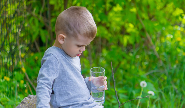 这个孩子夏天喝干净的水。有选择性的重点。图片下载