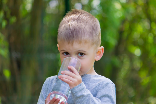 这个孩子夏天喝干净的水。有选择性的重点。图片下载