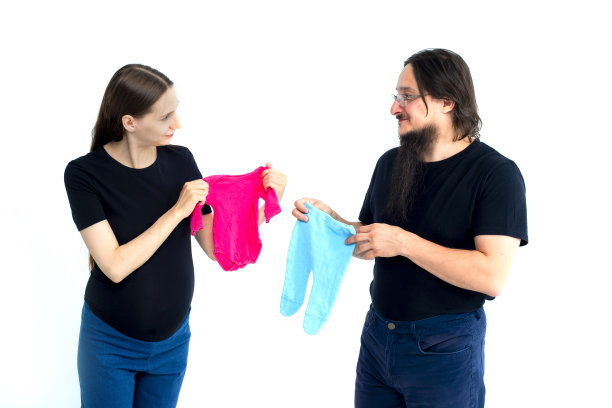 快乐的年轻家庭带着购物袋图片下载