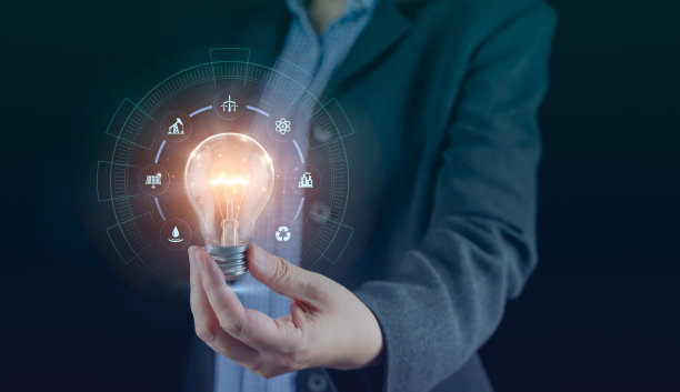 动力概念生态要素能源来源。手握轻泡。创新发明辉光环境思考可持续、可重复使用、可再生能源为美好未来的责任。图片下载