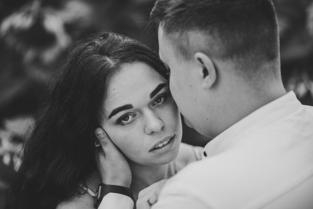 情侣接吻特写。男女拥抱，散步，享受林间空地，拥抱在大自然中。周末假期的概念。黑白照片。有选择性的重点。浪漫的情侣在爱的时刻。图片下载