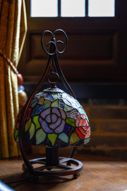 室内彩色玻璃台灯特写图片下载