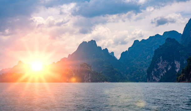 令人难以置信的日落。海景景观优美。泰国甲米省海景风景。冒险和异国旅行的概念图片下载