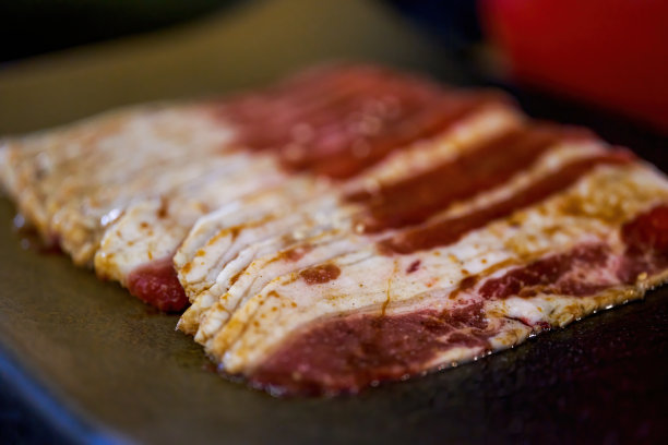 一盘切得很薄的生牛肉的特写图片下载