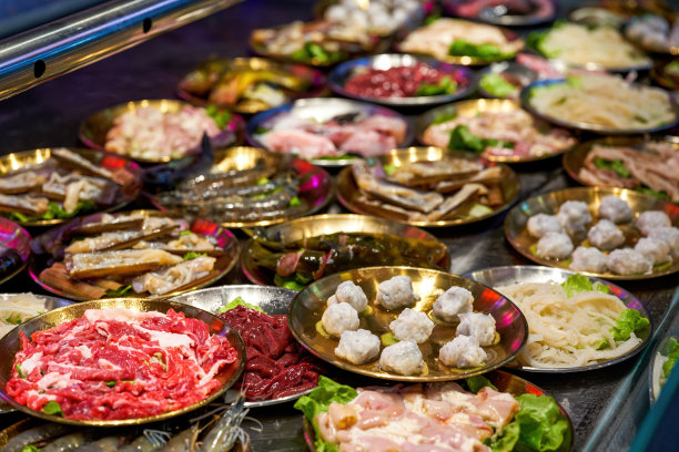 新鲜的火锅，丰富多样的火锅菜肴图片下载