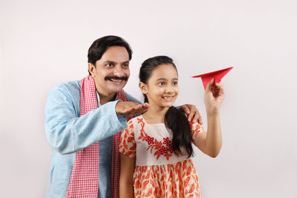 幸福的印度家庭的父亲和女儿描绘了一个农村印度的概念。图片下载