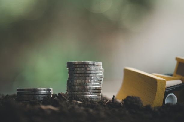 叠硬币在土壤和平地车为背景概念在商业和存款利息从储蓄图片下载