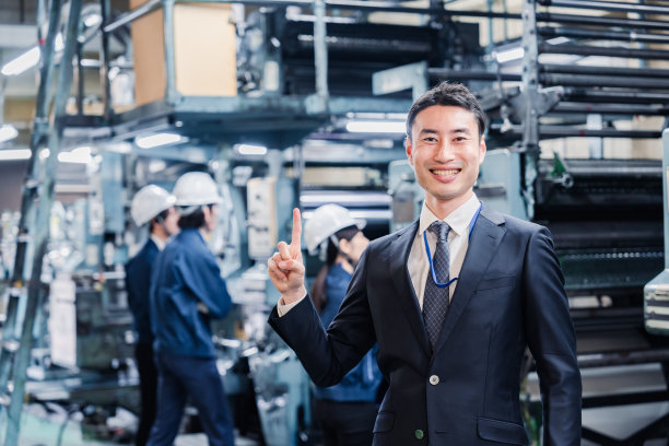 商人指着一家工厂图片下载