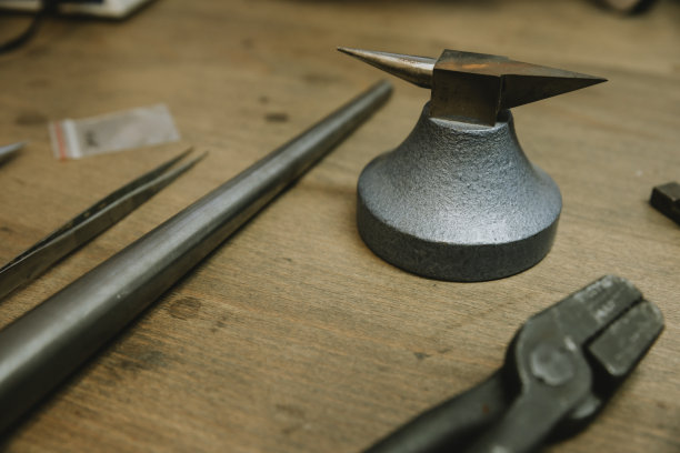 用专业工具制作工艺珠宝的工作台。珠宝工艺。图片下载