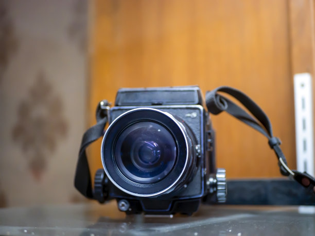 旧的专业中画幅相机，选择焦距图片下载