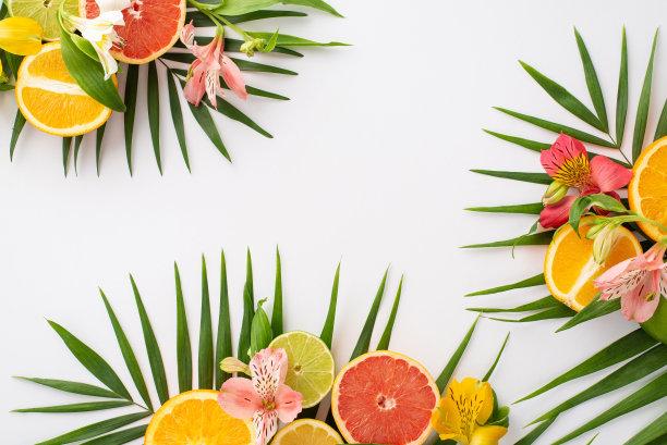 清凉的夏日美食。顶部视图平面布局的alstroemia花与柑橘片和棕榈叶在白色背景与空白空间的文字或广告图片下载