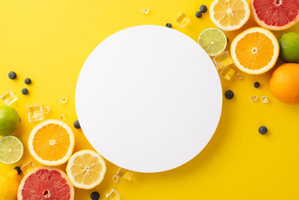 令人耳目一新的夏季主题的柑橘类水果俯视图照片——黄色背景上的橙子、柠檬、酸橙和葡萄柚，中间有一个空圆圈用于添加文本或标志图片下载