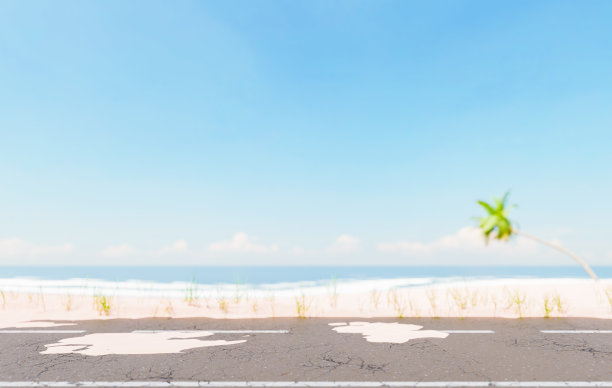 阳光下蔚蓝的大海和柏油路之间的沙滩图片下载