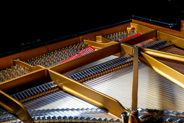 大钢琴内部琴弦结构的特写图片下载