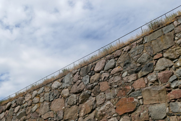 石墙对着天空的低角度视图图片下载