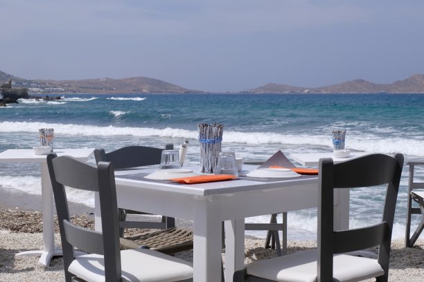 沙滩上的桌椅对着天空图片下载