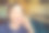 一名男子在他的嘴里放置一个咬板，以保护他的牙齿在晚上因磨牙引起的磨牙，近距离观察他的手和器具图片下载