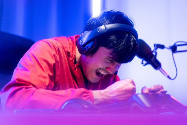 愤怒的亚洲玩家玩电脑。他在比赛中输了。错过了成为锦标赛冠军的机会。不高兴的印度人在网上流媒体视频游戏，输了。图片下载