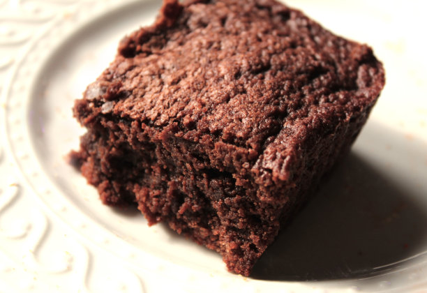 免版税照片-网站，美食博客或市场营销的最佳食物背景-白色盘子上美味的巧克力布朗尼的第一人称视角-家人的甜食-特写我的甜点端上来了-这里是巧克力布朗尼的天堂-美味图片下载