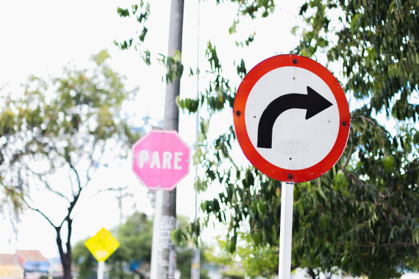 交通信号，右转，正午，阴天，横照图片下载