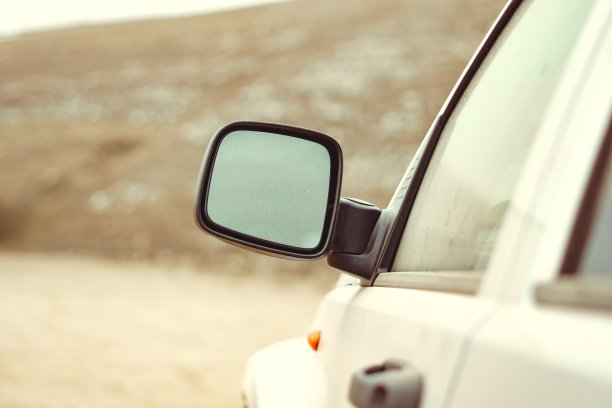 尘土飞扬的汽车，路面灰尘对汽车的特写图片下载