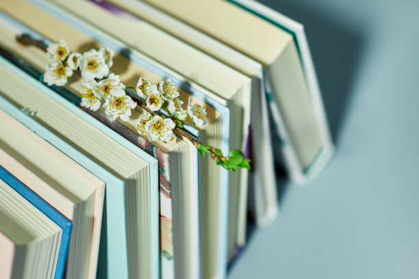 书堆满枝花，世界读书日图片下载