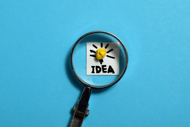 创意概念，放大镜和灯泡图标图片下载